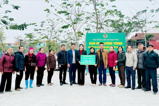 Hội Nông dân xã Nam Phù bàn giao “Ghế đá" cho thôn Đông Trạch