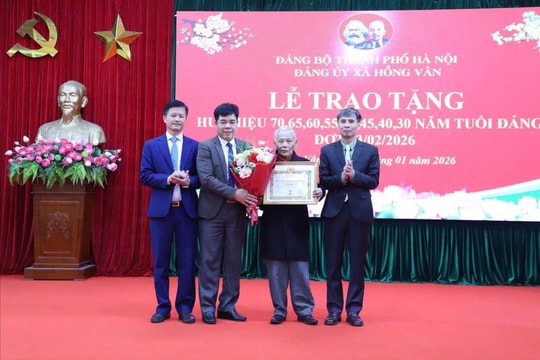 Xã Hồng Vân trao Huy hiệu Đảng đợt 3-2