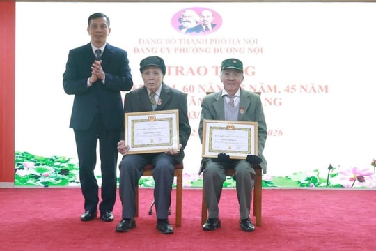 Phường Dương Nội trao tặng Huy hiệu Đảng đợt 3-2