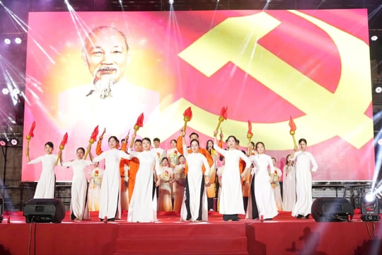 Bát Tràng tổ chức chương trình nghệ thuật "Sáng mãi niềm tin theo Đảng"