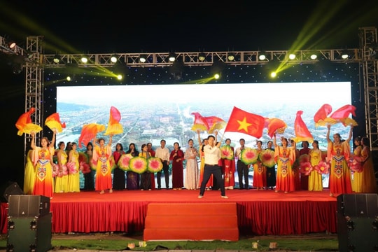 Chương trình nghệ thuật \"Tự hào vững bước dưới cờ Đảng\" Khơi dậy niềm tự hào dân tộc, khát vọng phát triển quê hương Thuận An