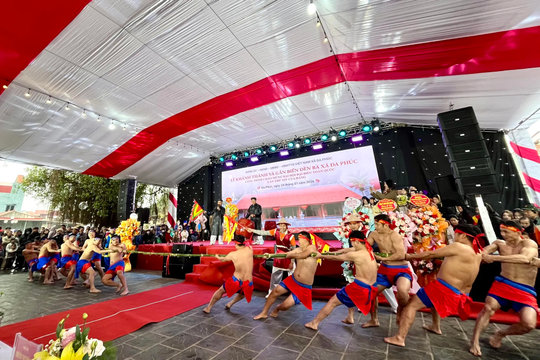 Hà Nội: hàng chục thanh niên cởi trần, thi nhau “kéo mỏ” dưới trời rét đậm