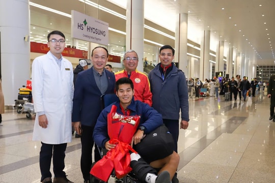 Vừa trở về nước cùng U23 Việt Nam, trung vệ Hiểu Minh lập tức vào thẳng bệnh viện