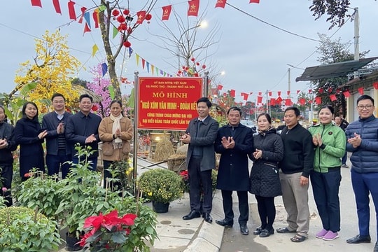 Gắn biển mô hình "Ngõ xóm văn minh - Đoàn kết" chào mừng Đại hội XIV của Đảng