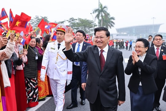 Tổng Bí thư, Chủ tịch nước Lào và Phu nhân đến Hà Nội, bắt đầu thăm cấp Nhà nước tới Việt Nam