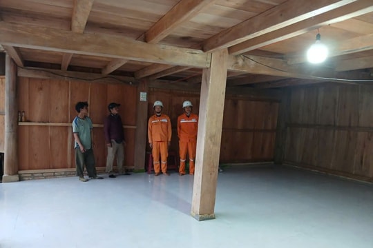 Quảng Ngãi: Trèo đèo, vượt suối cấp điện cho 35 hộ dân vùng sâu