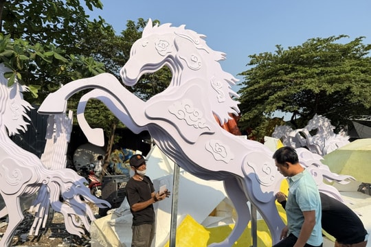 TP Hồ Chí Minh: Đường hoa Nguyễn Huệ tất bật thi công đón Tết