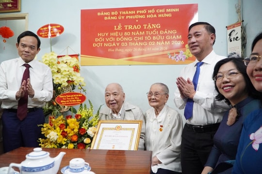 Bí thư Thành ủy TP Hồ Chí Minh trao Huy hiệu 80 năm tuổi Đảng tới đảng viên lão thành