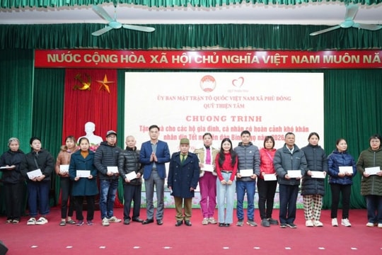 Xã Phù Đổng phối hợp với Quỹ Thiện Tâm trao tặng quà các gia đình có hoàn cảnh khó khăn