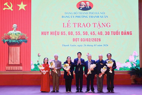 150 đảng viên phường Thanh Xuân vinh dự nhận Huy hiệu Đảng đợt 3/2