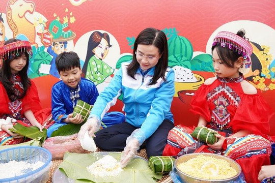 Mang Xuân sẻ chia - Tết yêu thương đến với thiếu nhi vùng cao Tuyên Quang