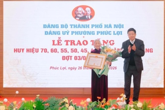 71 đảng viên phường Phúc Lợi vinh dự nhận Huy hiệu Đảng đợt 3-2
