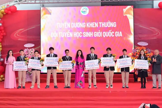 Phần thưởng là nguồn động viên, khích lệ học sinh nuôi dưỡng sự đam mê