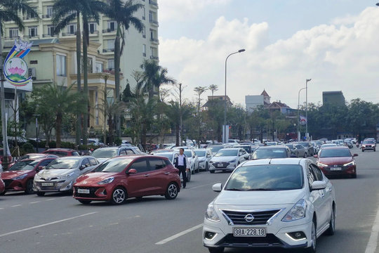 Hà Tĩnh: Đại lộ Xô Viết Nghệ Tĩnh bị chiếm dụng thành bãi đỗ xe