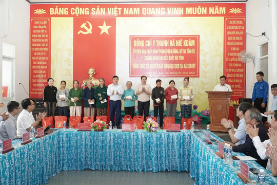 Bí thư Tỉnh ủy Lâm Đồng Y Thanh Hà Niê Kđăm thăm, chúc Tết và tặng quà Nhân dân xã Sơn Mỹ