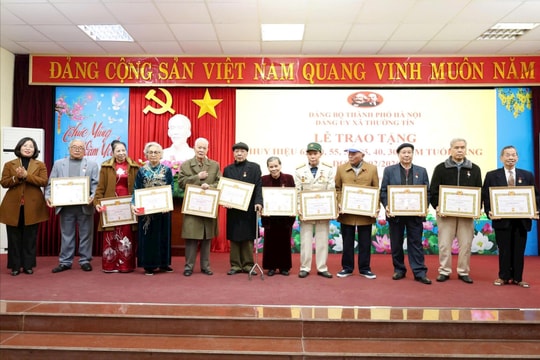 Đảng bộ xã Thường Tín trao Huy hiệu Đảng tặng 43 đảng viên
