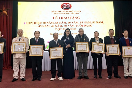 Phường Yên Hòa trao Huy hiệu Đảng đợt 3-2