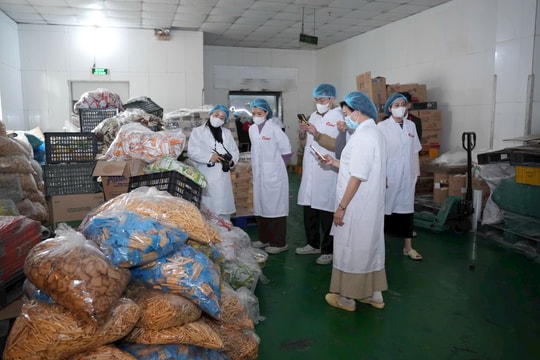 Kiểm tra đột xuất, phát hiện vi phạm an toàn thực phẩm tại một đơn vị sản xuất bánh, kẹo, bột ngũ cốc dinh dưỡng