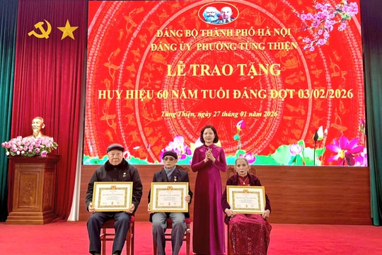 Tùng Thiện tổ chức trao tặng Huy hiệu Đảng đợt 3-2
