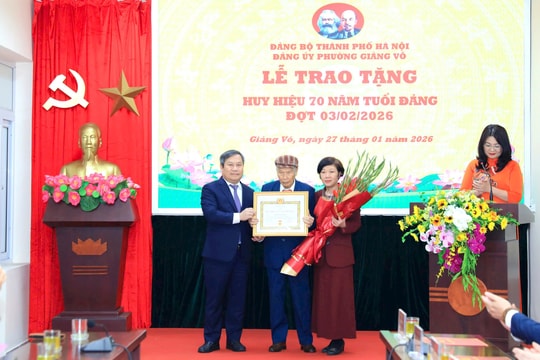 Chủ tịch UBND TP Hà Nội Vũ Đại Thắng trao Huy hiệu Đảng tại phường Giảng Võ