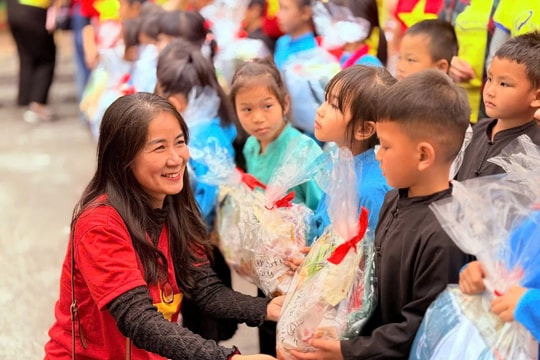 Chăm lo Tết cho học sinh, giáo viên vùng sâu, vùng xa
