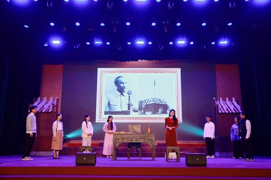Phường Thanh Xuân tổ chức buổi sinh hoạt chính trị Khơi dậy khát vọng cống hiến, chào mừng thành công Đại hội Đảng