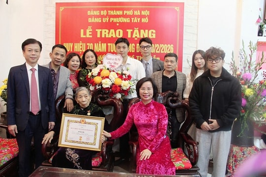 Chủ tịch Ủy ban MTTQ Việt Nam thành phố Hà Nội Bùi Huyền Mai trao tặng Huy hiệu Đảng tại phường Tây Hồ