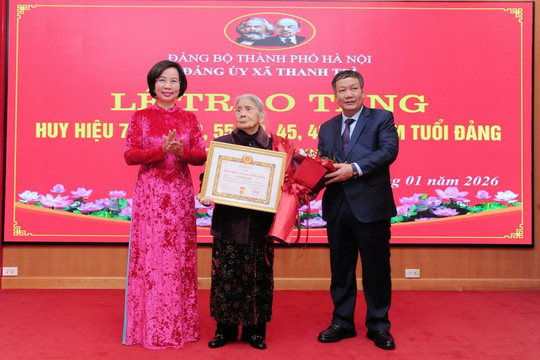 Đảng ủy xã Thanh Trì trao Huy hiệu Đảng tặng đảng viên lão thành