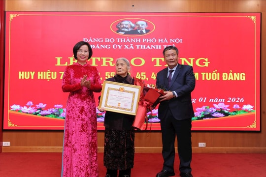 Đảng ủy xã Thanh Trì trao Huy hiệu Đảng tặng đảng viên lão thành