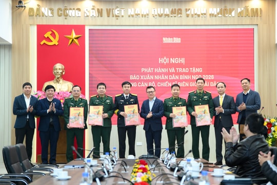 Báo Nhân Dân trao 40 nghìn số báo Xuân Bính Ngọ tặng cán bộ, chiến sĩ biên giới, hải đảo