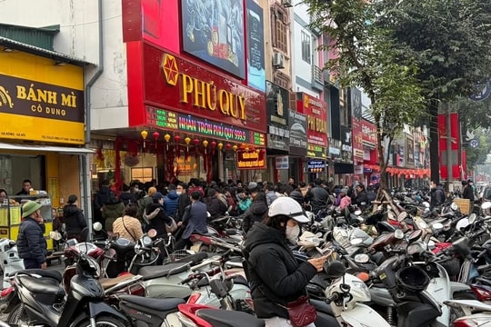 Giá vàng miếng SJC và vàng nhẫn tiếp tục neo ở vùng đỉnh lịch sử