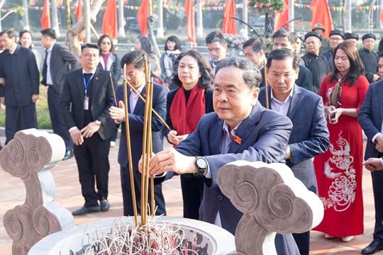 Chủ tịch Quốc hội Trần Thanh Mẫn dâng hương tri ân Trưởng Ban Thường trực Quốc hội Bùi Bằng Đoàn