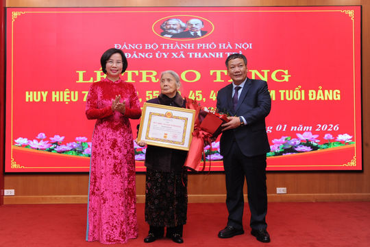 Đảng uỷ xã Thanh Trì trao Huy hiệu Đảng tặng các đồng chí Đảng viên lão thành