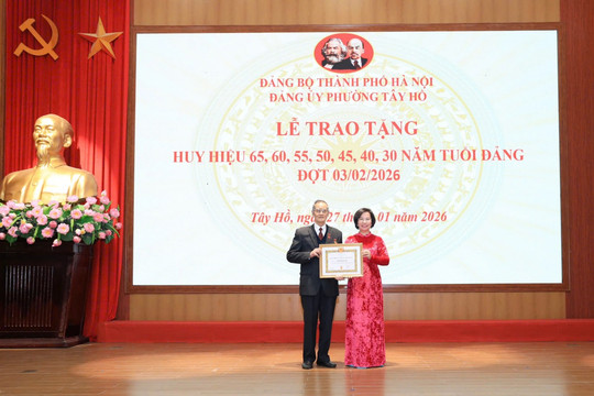 Phường Tây Hồ: Trao tặng Huy hiệu Đảng đợt 3/2 cho 141 đảng viên