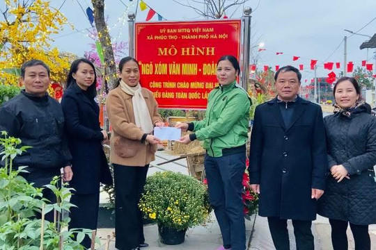 Ủy ban MTTQ Việt Nam xã Phúc Thọ gắn biển mô hình “Ngõ xóm văn minh – Đoàn kết”  ​