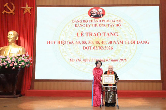 Tây Hồ trang trọng tổ chức Lễ trao tặng Huy hiệu Đảng đợt 03/02/2026