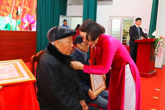 Phường Tùng Thiện: 62 đảng viên được trao tặng, truy tặng  Huy hiệu Đảng 