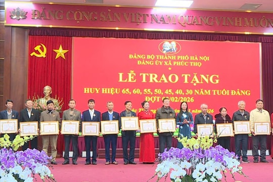 Xã Phúc Thọ trao Huy hiệu Đảng tặng 59 đảng viên