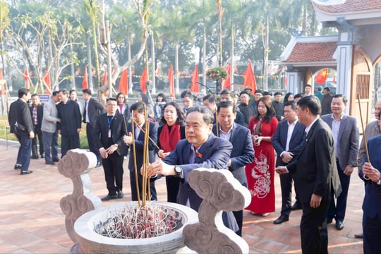 Chủ tịch Quốc hội Trần Thanh Mẫn dâng hương tri ân Trưởng ban Thường trực Quốc hội Bùi Bằng Đoàn