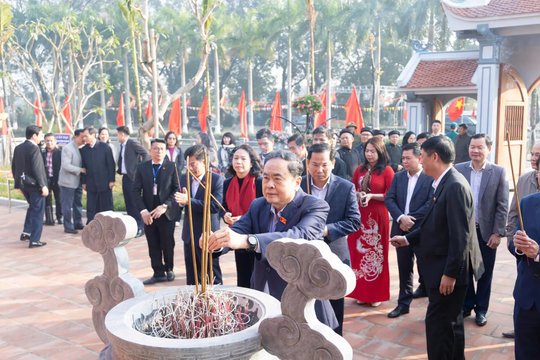 Chủ tịch Quốc hội Trần Thanh Mẫn dâng hương tri ân Trưởng Ban Thường trực Quốc hội Bùi Bằng Đoàn