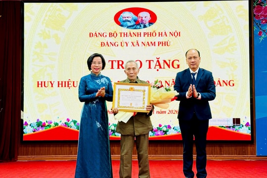Chủ tịch Ủy ban MTTQ Việt Nam thành phố Hà Nội Bùi Huyền Mai dự Lễ trao tặng Huy hiệu Đảng tại xã Nam Phù