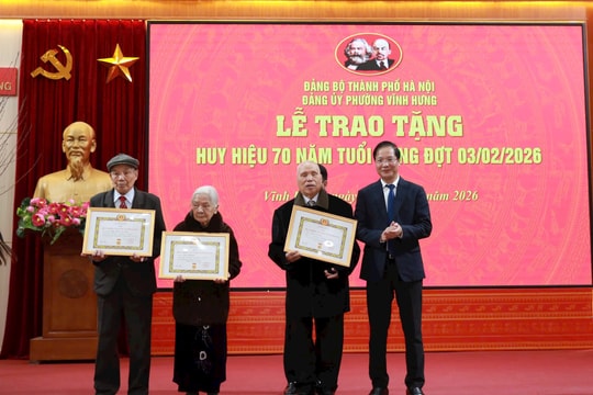 Phường Vĩnh Hưng trao Huy hiệu Đảng đợt 3-2