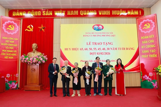 176 đảng viên phường Phương Liệt được trao tặng Huy hiệu Đảng