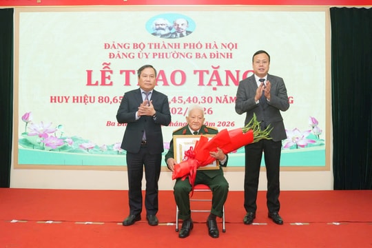 Chủ tịch UBND TP Hà Nội Vũ Đại Thắng trao Huy hiệu 80 năm tuổi Đảng tặng đảng viên lão thành
