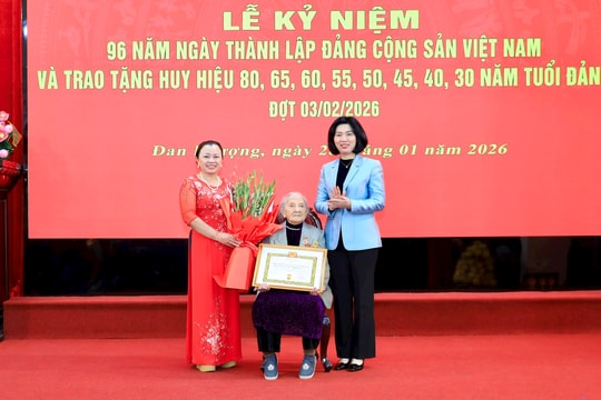 Chủ tịch HĐND TP Hà Nội Phùng Thị Hồng Hà trao Huy hiệu Đảng tại xã Đan Phượng