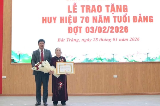 37 đảng viên xã Bát Tràng vinh dự nhận Huy hiệu Đảng đợt 3-2