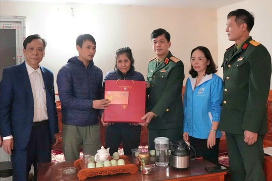 Xã Bát Tràng trao 131 suất quà tới các gia đình có hoàn cảnh khó khăn
