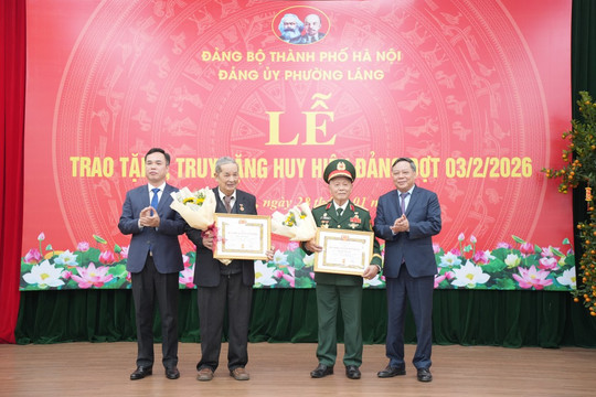Hà Nội Phường Láng trang trọng tổ chức trao Huy hiệu Đảng dịp 3/2