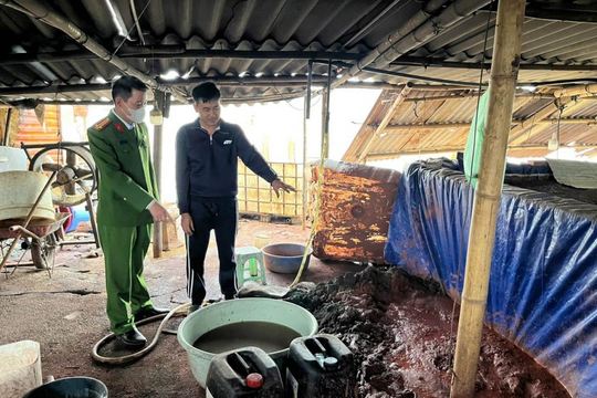 Triệt phá 2 xưởng phân kim xả hàng tấn chất thải nguy hại ra sông Đuống