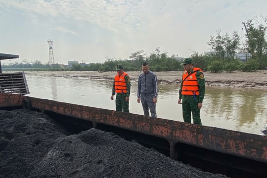 Hải đoàn Biên phòng 38 Tạm giữ phương tiện vận chuyển khoảng 200 tấn than trái phép